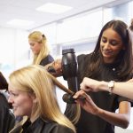 Friseur-Ausbildung: Azubi beim Föhnen und Frisieren