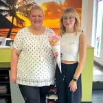 neuer Friseur-Azubi Ilona mit Zuckertüte und Ausbilderin Chantale Hünteler im Figaro-Salon